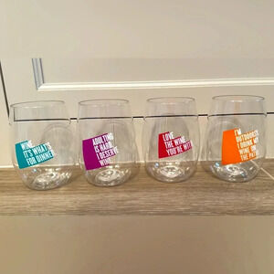 Set of 4 wine glasses.